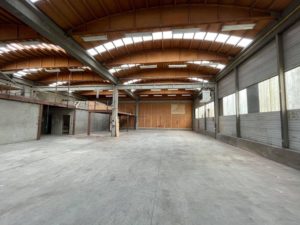 1 720 m² de locaux d'activités à Corbas